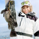 釣りガール高橋美来の宮城沖・網地島釣行記:満足の笑顔で“メタボ”サイズのアイナメをキャッチ
