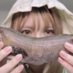 女性釣り師の美しさと釣りの魅力：アイナメとの感動の出会い