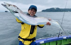 夏の東京湾で挑む!大型タチウオ釣りの魅力と釣果レポート